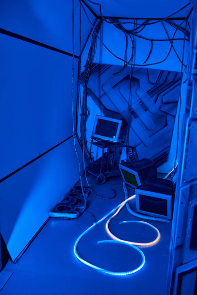 Tulevaisuuden tutkiminen, tietokoneet, monitorit ja johdot laboratoriossa od Science Center - Valokuva, kuva