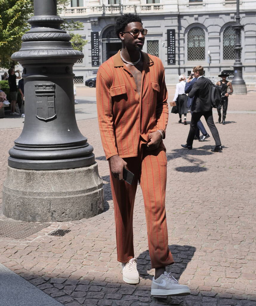 Ярен Джекосн позував для фотографів перед показом моди Ерменільдо Зенья під час Міланського тижня моди весняних літніх колекцій чоловіків - Фото, зображення