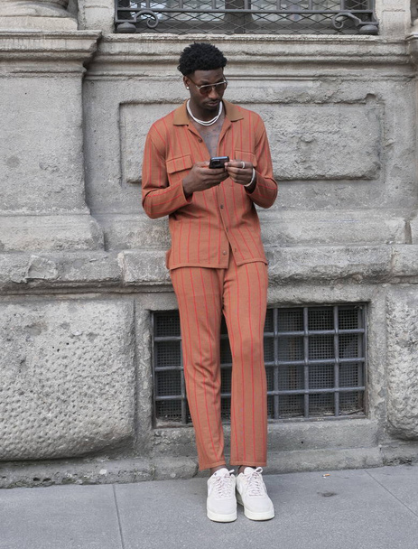 Jaren Jackosn позирует для фотографов перед показом мод Ermenegildo Zegna во время недели моды в Милане весенние мужские коллекции - Фото, изображение