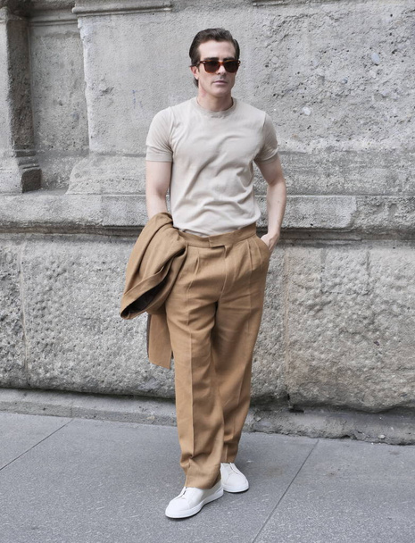 Carlo Sestini sokak tarzı kıyafet Ermenegildo Zegna defilesinden önce Milano moda haftası bahar adam koleksiyonları - Fotoğraf, Görsel