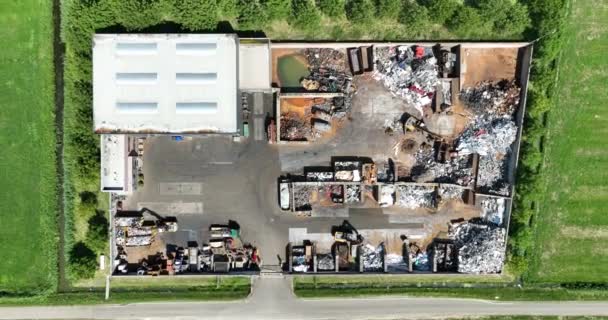 Vista de arriba hacia abajo en una empresa de reciclaje de metales. Vista aérea del dron. - Metraje, vídeo