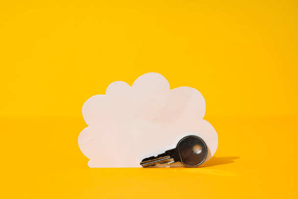 Nuvem de papel branco com chave, conceito de computação em nuvem - Foto, Imagem