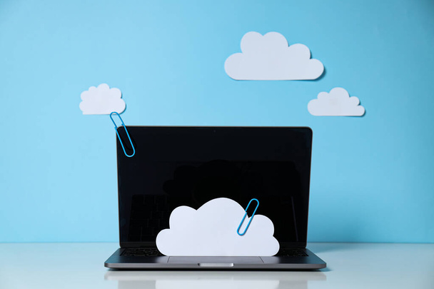 Laptop papír felhők a kék háttér - Fotó, kép