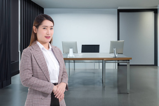Portrait professionnel jeune femme d'affaires asiatique qui porte costume formel employé de bureau sourit travailler avec succès en toute confiance avec des stands seuls dans la salle de bureau.    - Photo, image