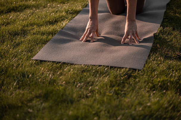 Yoga girl with yoga mat in summer or autumn park - Zdjęcie, obraz