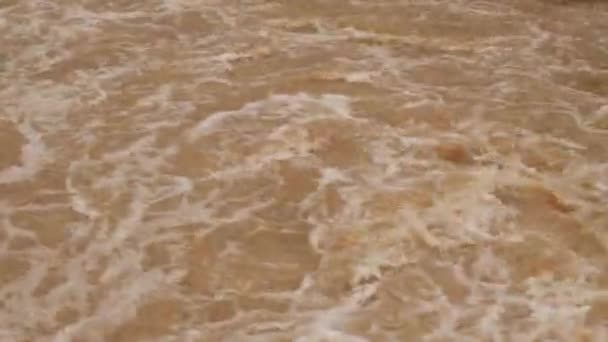 El agua es marrón y fluye en un río - Imágenes, Vídeo