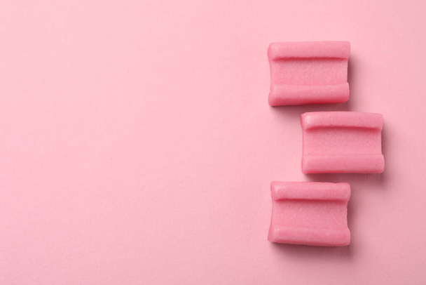 Tasty chewing gums on pink background, flat lay. Space for text - Foto, afbeelding