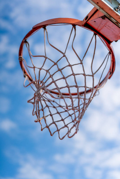 Nahaufnahme des Basketballplatzes läutet im Park Konzept der Liebe das Spiel des Basketballs ein - Foto, Bild