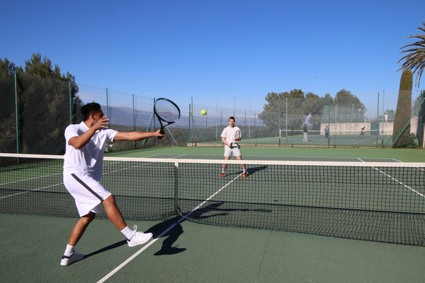 İki adam yaz aylarında tenis oynamaya - Fotoğraf, Görsel