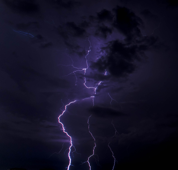 tormenta eléctrica en la noche - Foto, imagen