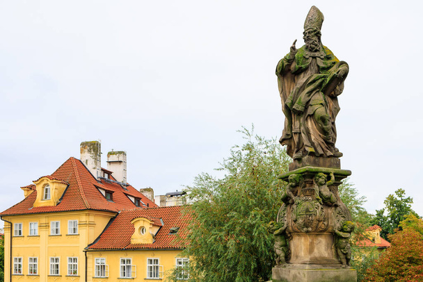 Starověké středověké sochy na Karlově mostě. Pozadí s výběrovým zaměřením a kopírovacím prostorem - Fotografie, Obrázek