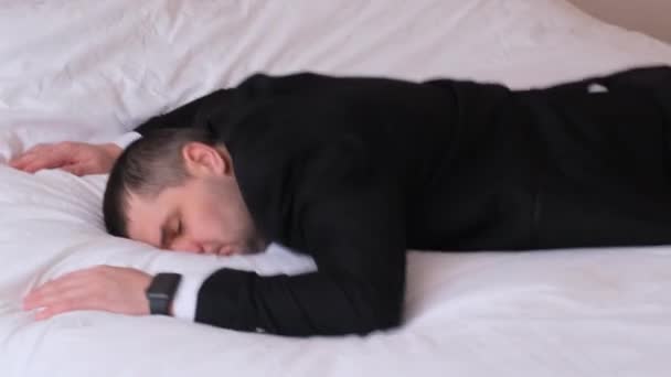 Eine müde Büroangestellte legt sich ins Bett. Ein erschöpfter Mann. Ein hartes Stück Arbeit. - Filmmaterial, Video