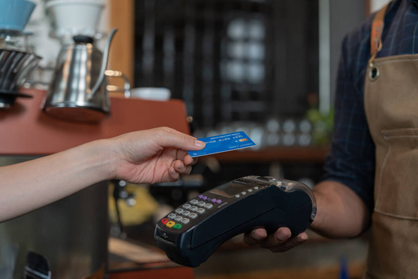 Γυναίκα χρησιμοποιούν πιστωτική κάρτα πληρώσει τα χρήματα σε απευθείας σύνδεση στο εστιατόριο καφέ με μια ψηφιακή πληρωμή χωρίς μετρητά. συσσωρεύουν έκπτωση. Πορτοφόλι, τεχνολογία, πληρωμή σε απευθείας σύνδεση, πιστωτική κάρτα, τραπεζική εφαρμογή. καθημερινή ζωή paymen - Φωτογραφία, εικόνα