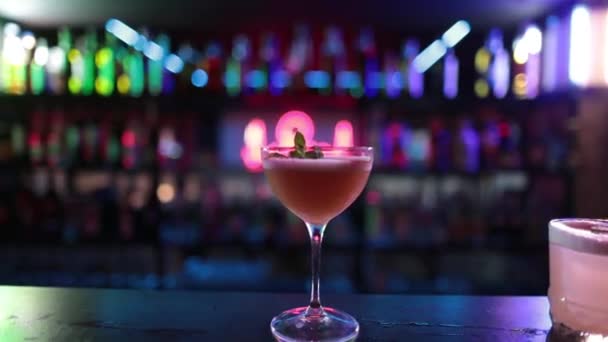 Des boissons prêtes à être consommées sont disponibles au bar. Préparation de cocktails dans un bar, club - Séquence, vidéo