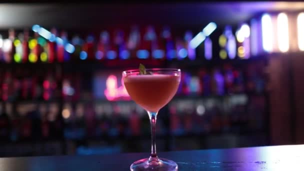 Bebidas prontas estão no bar prontas para serem consumidas. Preparação de coquetéis em um bar, clube - Filmagem, Vídeo