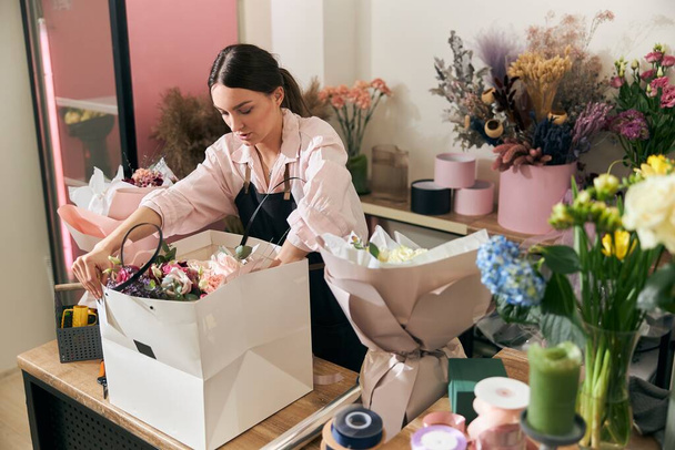 szczęśliwa profesjonalna kobieta pracuje w kwiaciarni  - Zdjęcie, obraz