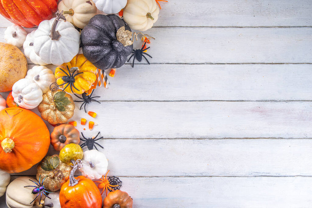 Hálaadás, Halloween őszi szezon ünnep háttér színes sütőtök. Stack fehér, narancs, arany, fekete festett sütőtök ősszel és Halloween party dekoráció felső nézet másolási hely - Fotó, kép