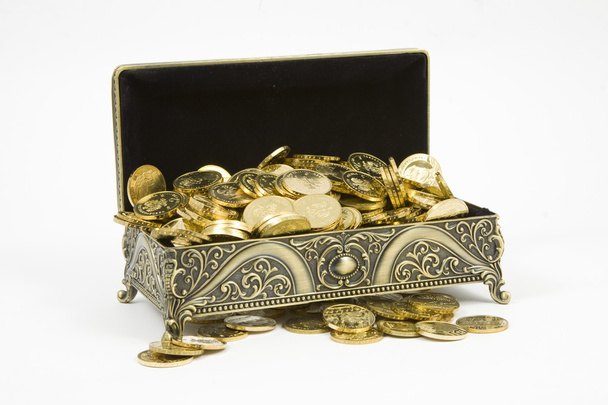 Gouden kistje en gouden munten op een witte achtergrond - Foto, afbeelding