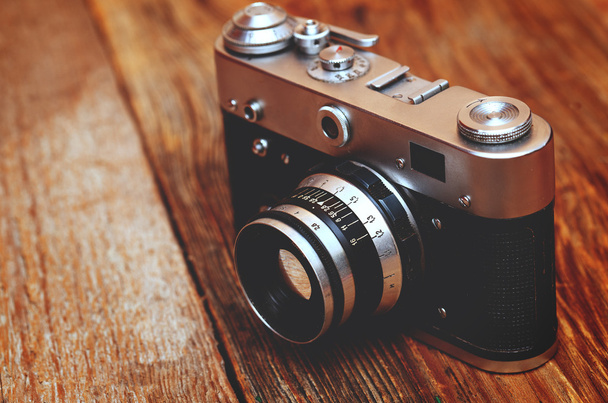vintage κάμερα σε ξύλινο φόντο - Φωτογραφία, εικόνα