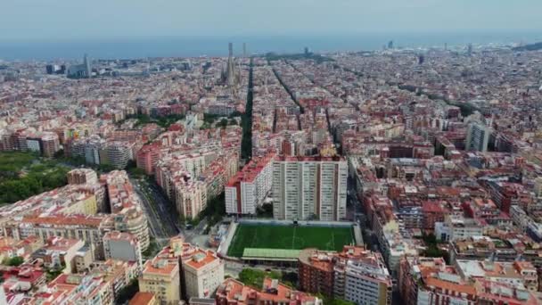4K Drone Beelden. Barcelona. Luchtfoto van gebouwen in de stad. Spanje. - Video