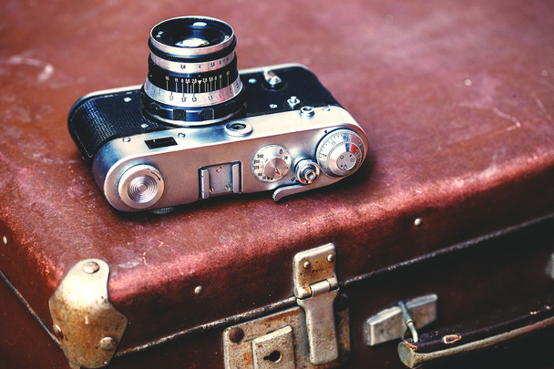 Vintage camera on suitcase - Foto, Imagem