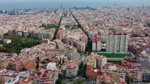 4K Drone Beelden. Barcelona. Luchtfoto van gebouwen in de stad. Spanje. - Video