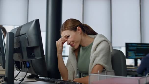 Väsynyt työntekijä työskentelee tietokoneella toimistossa. Ylivoimainen nainen analysoi myyntiraportteja. Uupunut startup insinööri kehittäjä hankausta silmät tarkistaa ongelma. Korostanut sitä freelancer haku ratkaisu - Materiaali, video