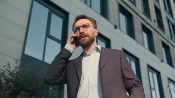 Ahdistunut hullu valkoihoinen mies korosti mies liikemies työnantaja väittäen matkapuhelin keskustelu ulkona vihainen pomo CEO puhuminen älypuhelin kaupungissa huutaa liiketoiminnan ongelma lopettaa matkapuhelin puhelun - Materiaali, video