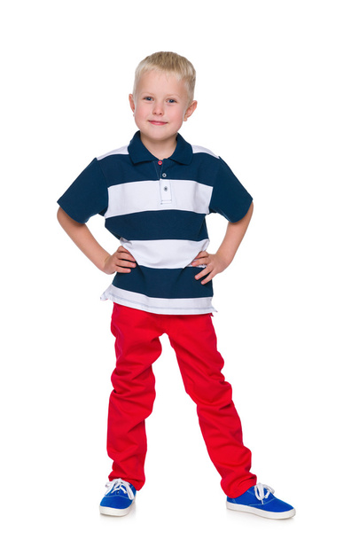 赤いパンツをはいてファッション少年 - 写真・画像