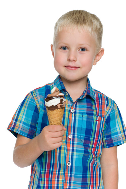 Kleiner Junge hält Eis in der Hand - Foto, Bild