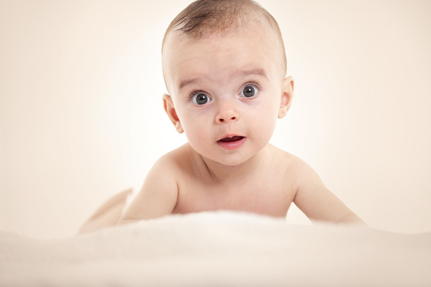 helder portret van schattige baby  - Foto, afbeelding