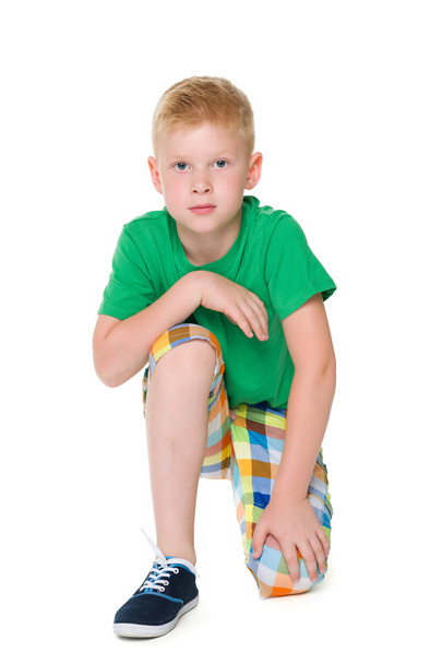 Расстроенный мальчик в зеленой рубашке
 - Фото, изображение