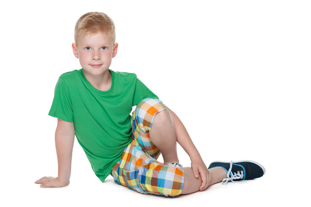 Schattige jonge jongen in het groene shirt - Foto, afbeelding