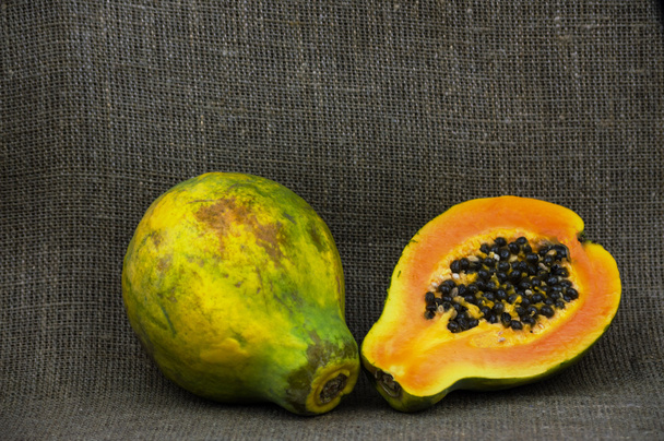 Una papaya y media.
 - Foto, Imagen