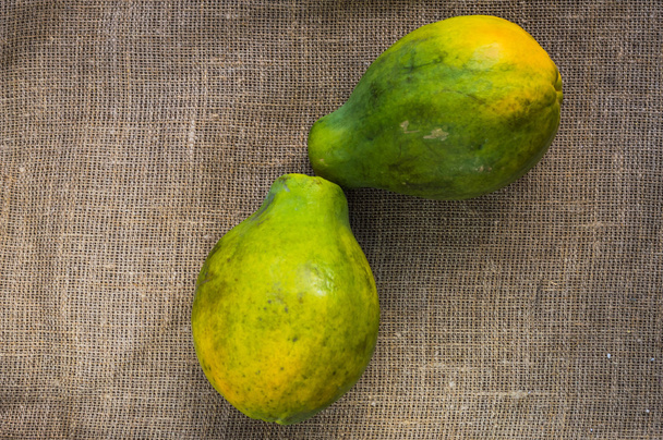 Dos papayas enteras
 - Foto, Imagen