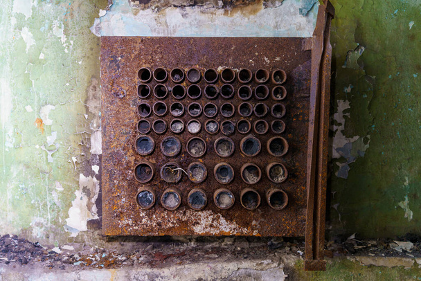 Vernietigde communicatie van een verlaten geheime militaire bunker. Achtergrond met selectieve focus - Foto, afbeelding