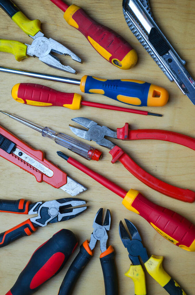 Διαφορετικοί τύποι εργαλείων για εργασία: κατσαβίδια, τσιμπίδες, τσιμπίδες. Εργαλεία ηλεκτροδότησης και ηλεκτρομηχανικής - Φωτογραφία, εικόνα