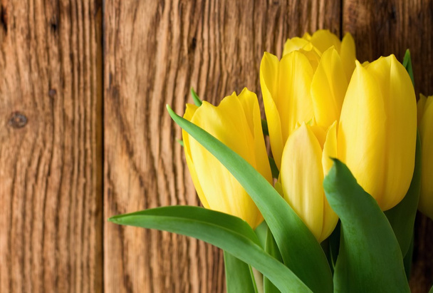 Zářivé žluté tulipány přední dřevěné desky - Fotografie, Obrázek