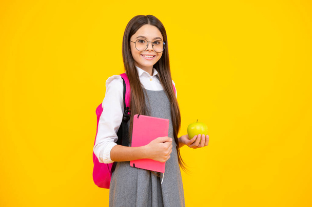 Conceito de miúdos da escola. De volta à escola. Schoolchild, adolescente estudante menina com bagpack segurar maçã e livro - Foto, Imagem