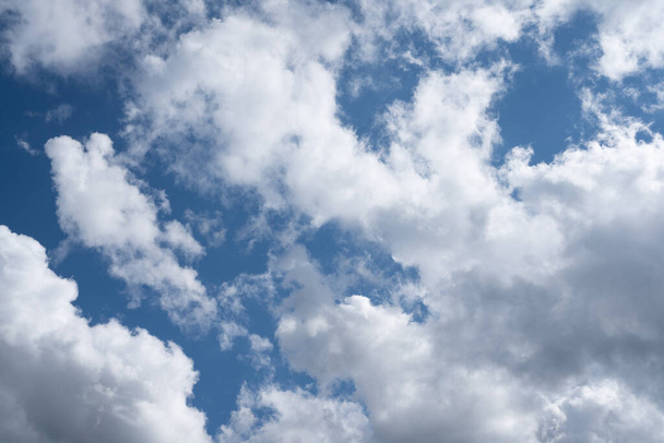Krásné bílé mraky na modré obloze - Fotografie, Obrázek