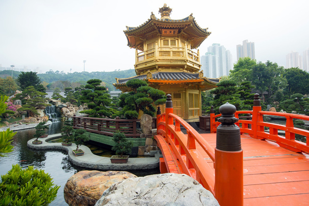 Golden paviljonki ja punainen silta Nan Lian Garden lähellä Chi Lin Nunnery, kuuluisa maamerkki Hongkongissa
 - Valokuva, kuva