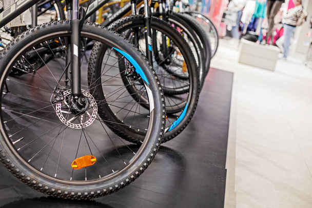 vélos universels de sport dans un magasin de sport alignés dans une rangée - Photo, image