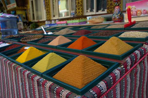 Coloridas especias en el mercado abierto en Antalya, Turquía
 - Foto, imagen