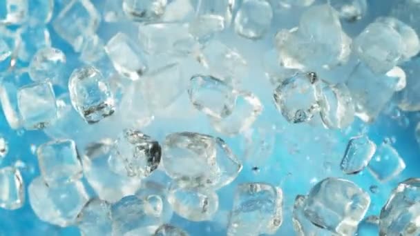 Super Slow Motion Shot of Ice Cubes räjähdys Kohti kameraa 1000fps. Kuvattu nopealla elokuvakameralla, 4K. - Materiaali, video