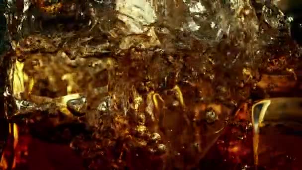 Super Slow Motion shot van het gieten van Cola limonade op ijsblokjes op 1000fps. Gefilmd met High Speed Cinema Camera, 4K. - Video