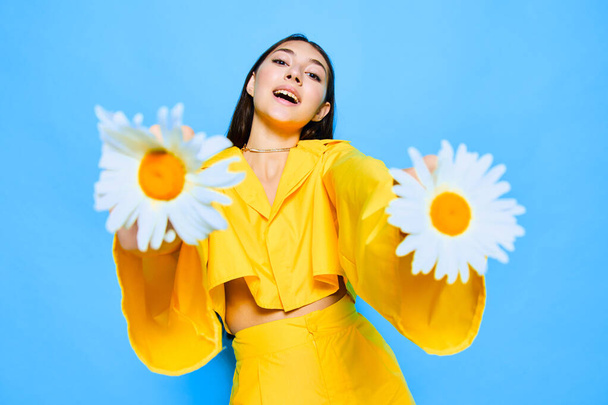 romantique femme jour dame portrait soins positive floral femme joli bonheur sourire amour camomille bouquet liberté fleur modèle isolé bleu jeune jaune - Photo, image