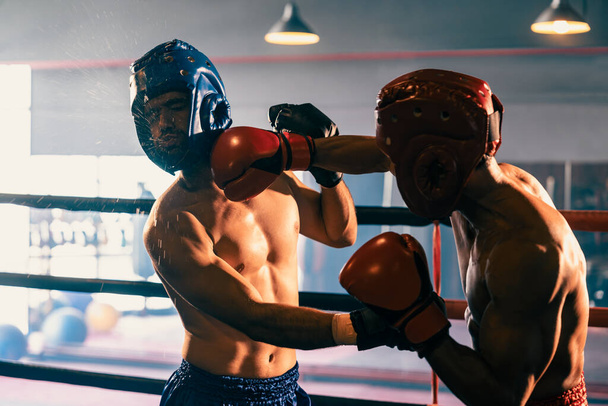 安全ヘルメットやボクシングヘッドガード付きの2つの運動および筋肉ボディボックスは激しいボクシングの試合で顔をオフにします。ボクシングリングで戦うボクシング戦闘機の競争相手。インペトゥス - 写真・画像