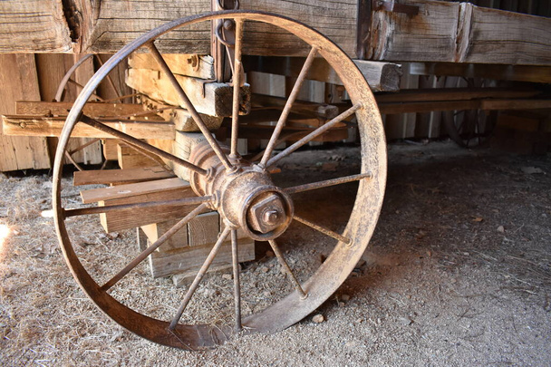 Starožitné kolečko ve stodole ve Státním historickém parku Shasta poblíž Reddingu v Kalifornii. Kvalitní fotografie - Fotografie, Obrázek