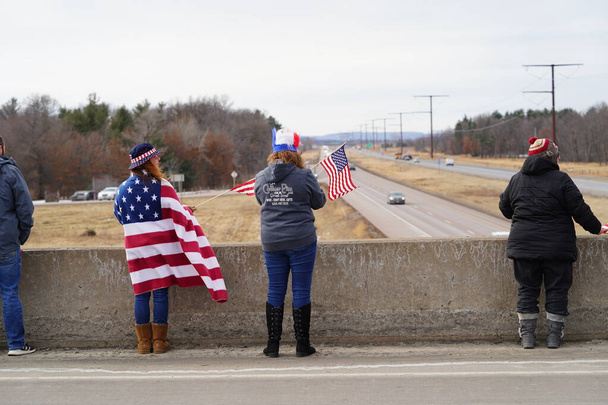 Oakdale, Wisconsin États-Unis - 4 mars 2022 : Des partisans pro-américains et pro-Trump se sont rassemblés sur les autoroutes I90 et I94 agitant des drapeaux montrant leur soutien au Freedom Convoy. - Photo, image