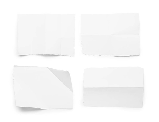Кусочки смятых листов бумаги изолированы на белом фоне - Фото, изображение